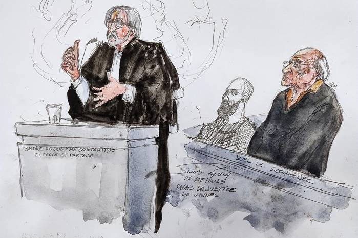 Este boceto judicial creado el 22 de mayo de 2025 muestra al acusado, el cirujano francés jubilado Joel Le Scouarnec (derecha), y al abogado Rodolphe Constantino (izquierda), representando a los demandantes de la asociación Enfance et Partage. Este boceto judicial creado el 22 de mayo de 2025 muestra al acusado, el cirujano francés jubilado Joel Le Scouarnec (derecha), y al abogado Rodolphe Constantino (izquierda), representando a los demandantes de la asociación Enfance et Partage.