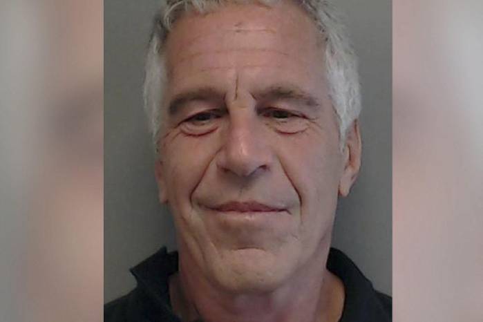 El diario The Wall Street Journal publicó un artículo sobre una carta con el dibujo de una mujer desnuda enviada supuestamente por el mandatario republicano a Epstein en 2003. El diario The Wall Street Journal publicó un artículo sobre una carta con el dibujo de una mujer desnuda enviada supuestamente por el mandatario republicano a Epstein en 2003.