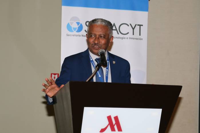 Dr. Eduardo Ortega Barría, secretario nacional de la Senacyt. Dr. Eduardo Ortega Barría, secretario nacional de la Senacyt.