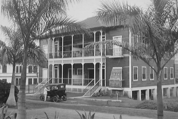 Residencia suburbana con automóvil, ciudad de Panamá, 1915. Residencia suburbana con automóvil, ciudad de Panamá, 1915.