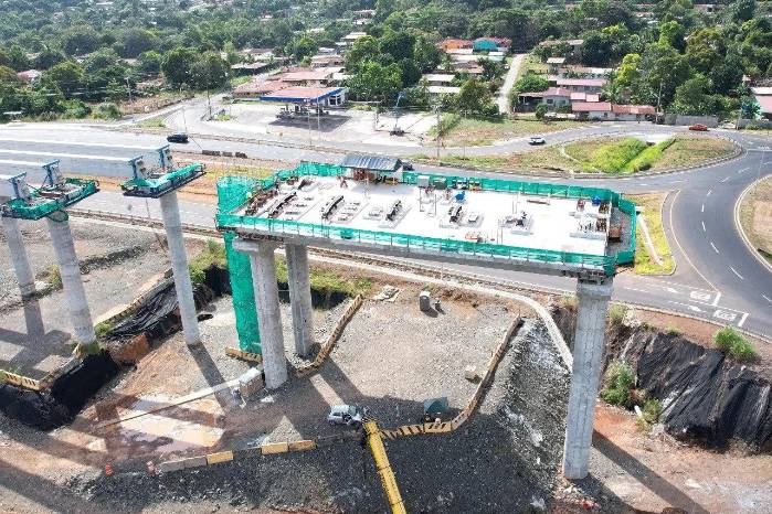 La verticalidad de las estructuras exige soluciones de movilidad interna —escaleras, ascensores y escaleras mecánicas— . La verticalidad de las estructuras exige soluciones de movilidad interna —escaleras, ascensores y escaleras mecánicas— .