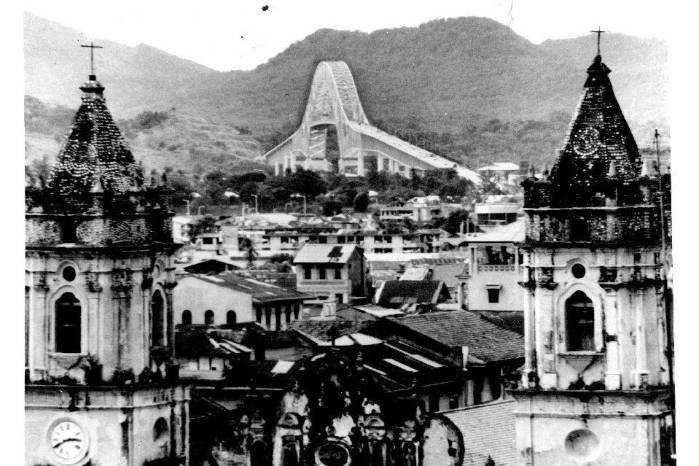 Puente de las Américas desde el Casco Viejo de la ciudad de Panamá. Puente de las Américas desde el Casco Viejo de la ciudad de Panamá.