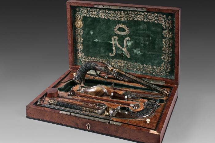 Dos pistolas que pertenecieron a Napoleón Bonaparte, y con las que pensó en suicidarse al perder su imperio en 1814, serán subastadas el próximo domingo en Francia. Dos pistolas que pertenecieron a Napoleón Bonaparte, y con las que pensó en suicidarse al perder su imperio en 1814, serán subastadas el próximo domingo en Francia.