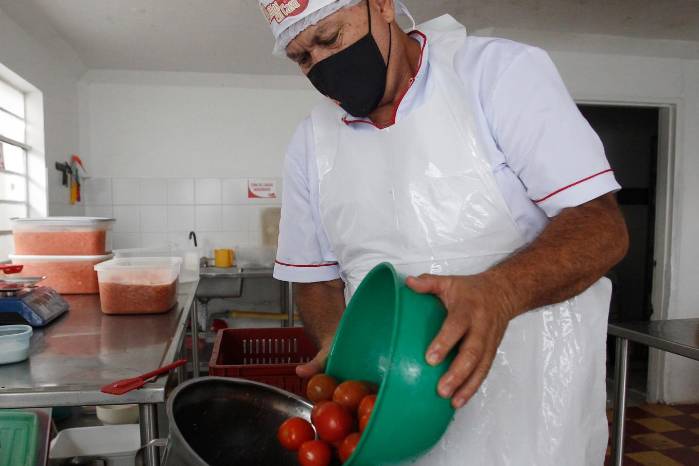 Fotografía de archivo de un trabajador de una empresa de aliños en Medellín, Colombia. Fotografía de archivo de un trabajador de una empresa de aliños en Medellín, Colombia.