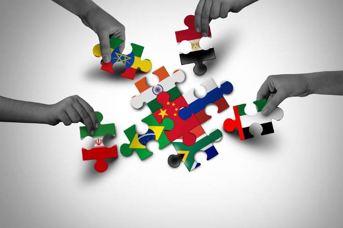 El poder transnacional se encuentra ampliamente disperso entre actores periféricos en ascenso, como India y Arabia Saudita, así como entre corporaciones globales en los sectores financiero, tecnológico y energético. El poder transnacional se encuentra ampliamente disperso entre actores periféricos en ascenso, como India y Arabia Saudita, así como entre corporaciones globales en los sectores financiero, tecnológico y energético.