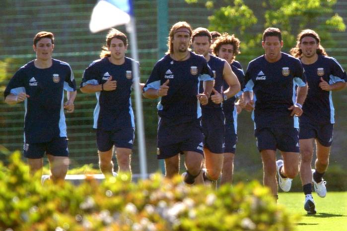 Matías Almeyda (segundo por la izquierda) y Diego Simeone (segundo por la derecha), con la selección argentina en el Mundial 2002 junto a Gabriel Batistuta, Mauricio Pochettino, Pablo Aimar y Juan Sorín. Matías Almeyda (segundo por la izquierda) y Diego Simeone (segundo por la derecha), con la selección argentina en el Mundial 2002 junto a Gabriel Batistuta, Mauricio Pochettino, Pablo Aimar y Juan Sorín.