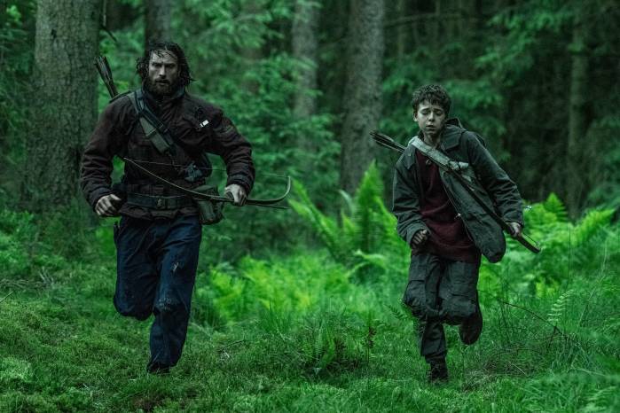 Jamie y Spike se adentran en los campos infestados de zombis en Gran Bretaña. Jamie y Spike se adentran en los campos infestados de zombis en Gran Bretaña.