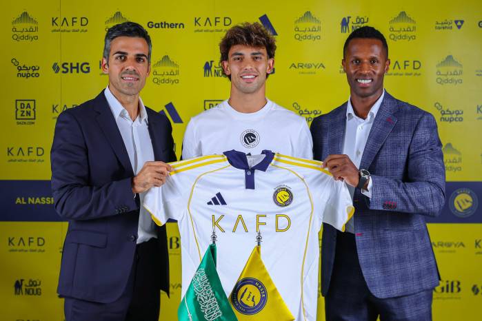 Joao Félix recibiendo la camiseta de su nuevo club. Joao Félix recibiendo la camiseta de su nuevo club.