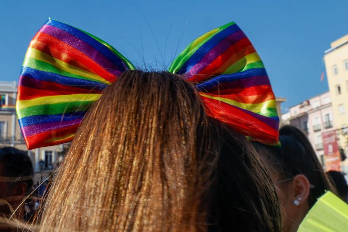 Asistentes aguardan al pregón de las Fiestas del Orgullo LGTBIQ+, en la plaza Pedro Zerolo de Madrid. Asistentes aguardan al pregón de las Fiestas del Orgullo LGTBIQ+, en la plaza Pedro Zerolo de Madrid.