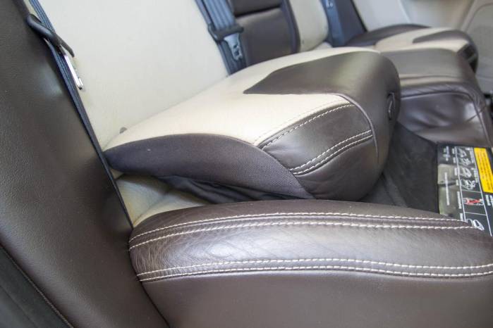 Niños de 4 a 8 años pueden usar un asiento elevado o booster con respaldo alto o bajo. Niños de 4 a 8 años pueden usar un asiento elevado o booster con respaldo alto o bajo.