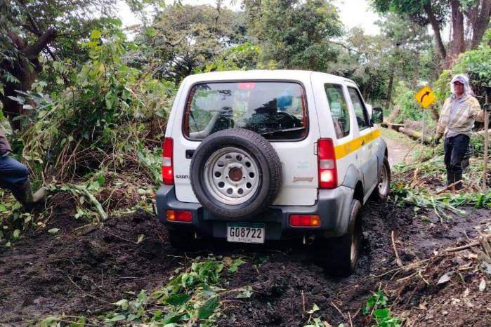Las lluvias generaron deslizamientos menores y afectaciones en caminos rurales, lo que podría dificultar el transporte de productos agrícolas hacia los centros de acopio. Las lluvias generaron deslizamientos menores y afectaciones en caminos rurales, lo que podría dificultar el transporte de productos agrícolas hacia los centros de acopio.