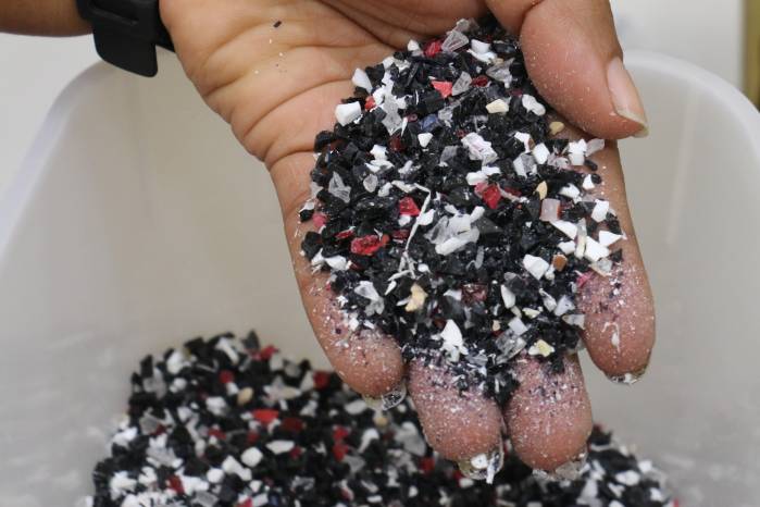 Plástico triturado de envases de maquillaje. Plástico triturado de envases de maquillaje.