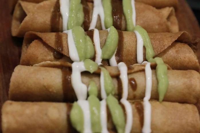 Flautas de pollo al carbón, otro de los entrantes. Flautas de pollo al carbón, otro de los entrantes.
