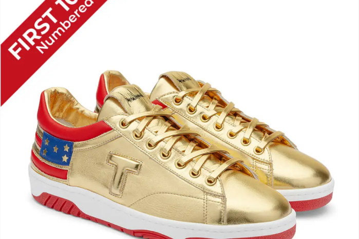 Las zapatillas doradas con la marca de Trump. Las zapatillas doradas con la marca de Trump.