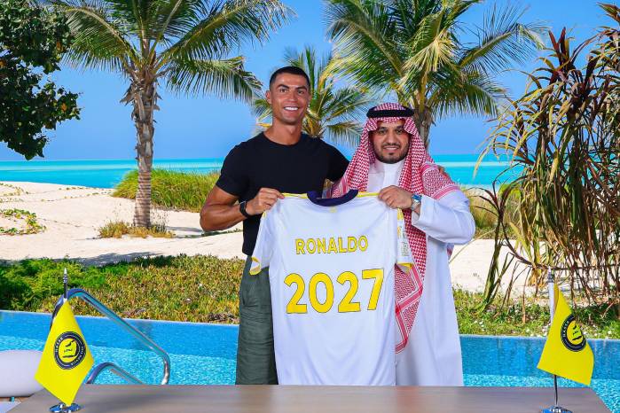 El futbolista portugués Cristiano Ronaldo (izq.) renueva hasta el 2027 con el Al-Nassr. El futbolista portugués Cristiano Ronaldo (izq.) renueva hasta el 2027 con el Al-Nassr.