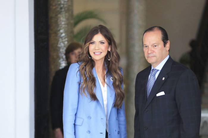 Kristi Noem, secretaria de Seguridad de los Estados Unidos, es recibida en el Palacio de Las Garzas por el Canciller panameño, Javier Martínez-Acha. Kristi Noem, secretaria de Seguridad de los Estados Unidos, es recibida en el Palacio de Las Garzas por el Canciller panameño, Javier Martínez-Acha.