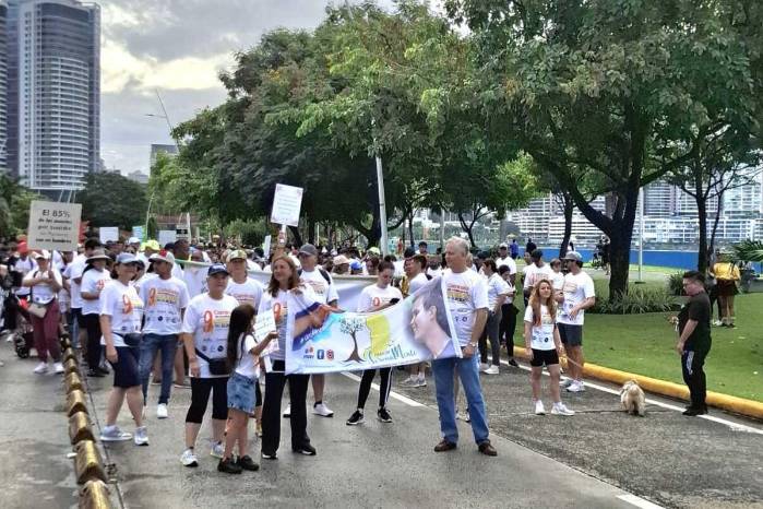Parte de la novena caminata en prevención del suicidio, hoy en la Cinta Costera. Parte de la novena caminata en prevención del suicidio, hoy en la Cinta Costera.