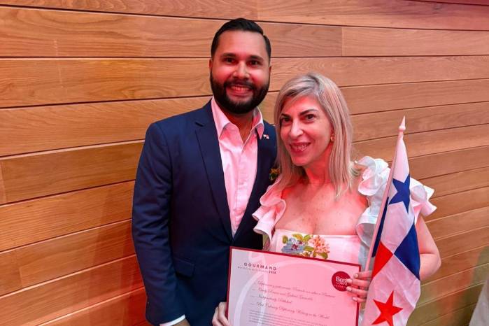 Cindy Pereira y el Gabriel Grimado se alzaron con el galardón a mejor libro en Gastrodiplomacia. Cindy Pereira y el Gabriel Grimado se alzaron con el galardón a mejor libro en Gastrodiplomacia.