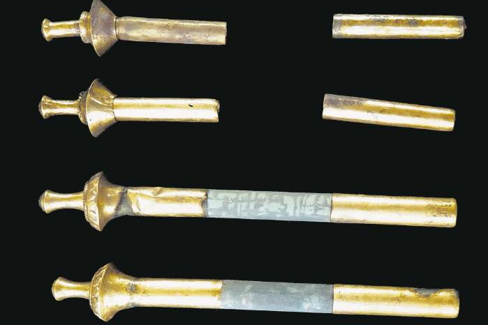 ’Orejeras de madera y piedra con fundas de oro’. ’Orejeras de madera y piedra con fundas de oro’.