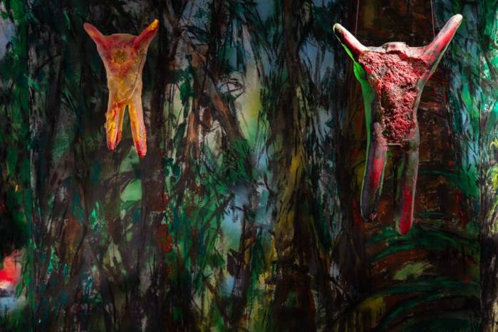 Dentro de la instalación titulada “Selva”, los espectadores se encuentran rodeados por una serie de dibujos monumentales. Esta obra participó en la Bienal 2024. Dentro de la instalación titulada “Selva”, los espectadores se encuentran rodeados por una serie de dibujos monumentales. Esta obra participó en la Bienal 2024.