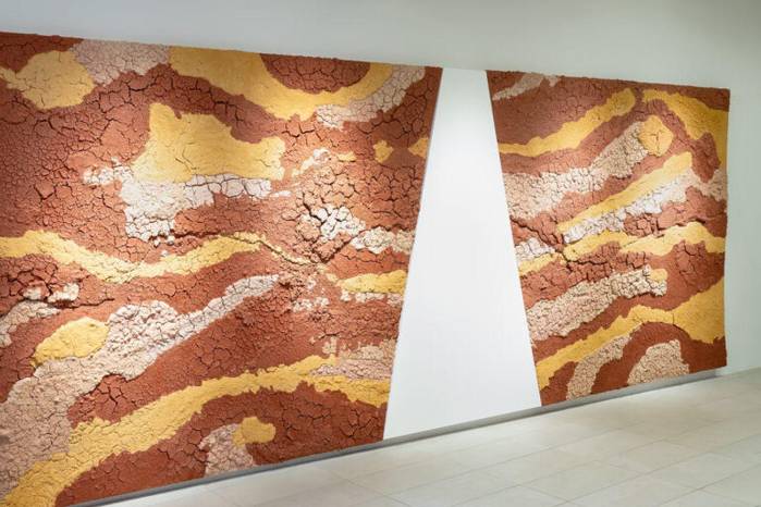 La obra de arte Espejismos del Tapón, estuvo en la Bienal en 2024. Proporciona una exploración metafórica del viaje que realizan los migrantes a través del Tapón del Darién. La obra de arte Espejismos del Tapón, estuvo en la Bienal en 2024. Proporciona una exploración metafórica del viaje que realizan los migrantes a través del Tapón del Darién.
