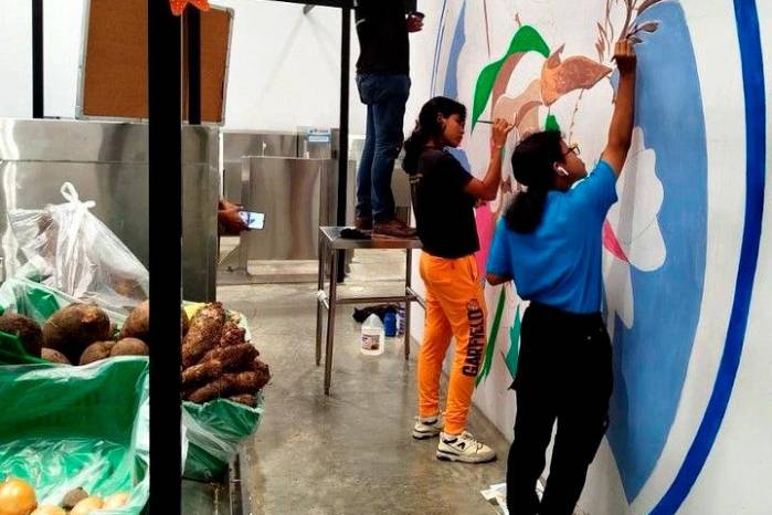 Jorge Jaramillo durante el proceso de creación del mural en el Mercado de Alcalde Díaz. Jorge Jaramillo durante el proceso de creación del mural en el Mercado de Alcalde Díaz.