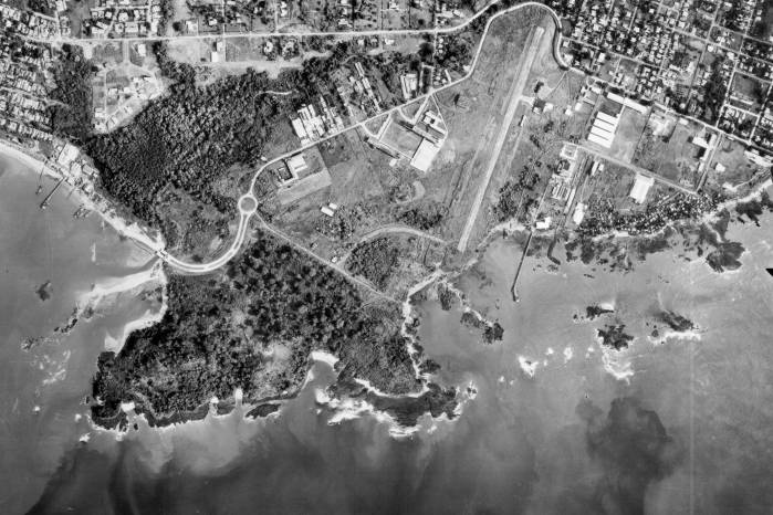 Paitilla y la desembocadura del río Matasnillo en esta fotografía aérea de 1959, un año después de su devolución a manos panameñas. Con la creación del Instituto de Vivienda y Urbanismo en 1958, se dispone de estas tierras para la construcción de la urbanización de Punta Paitilla. Paitilla y la desembocadura del río Matasnillo en esta fotografía aérea de 1959, un año después de su devolución a manos panameñas. Con la creación del Instituto de Vivienda y Urbanismo en 1958, se dispone de estas tierras para la construcción de la urbanización de Punta Paitilla.