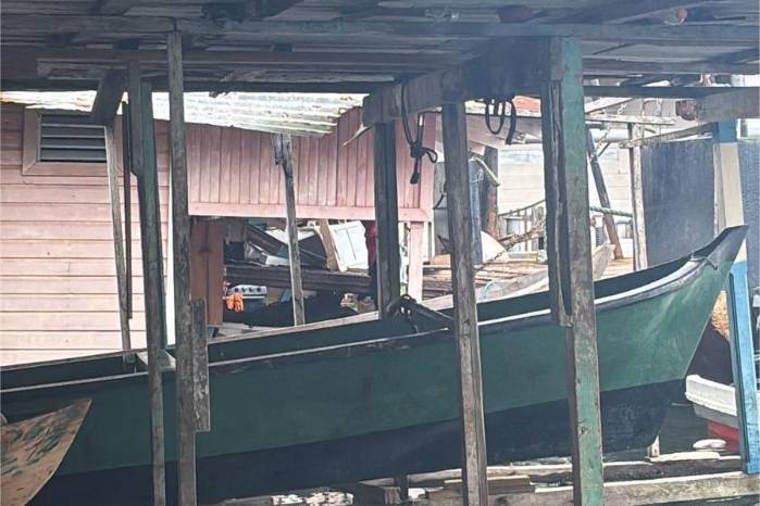 Este lunes, una barcaza se choco contra una casa en isla Colón. Este lunes, una barcaza se choco contra una casa en isla Colón.