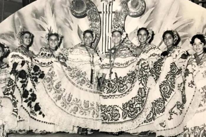 Blanquita Clement junto a su corte. Blanquita Clement junto a su corte.