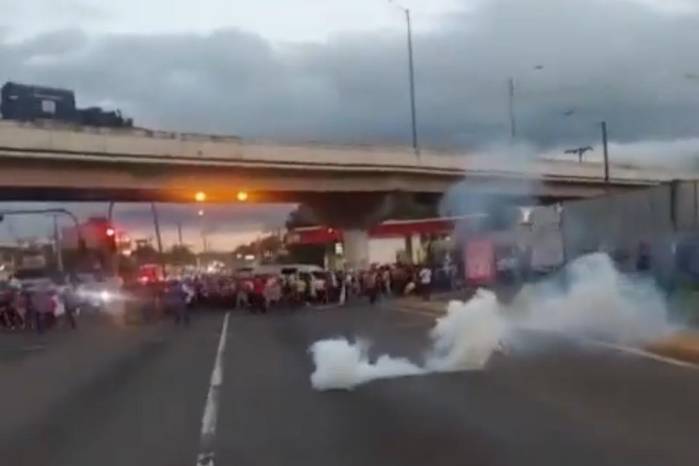 Protesta pacífica en la provincia de Veraguas se vio interrumpida por los gases lacrimógenos de la policía. Protesta pacífica en la provincia de Veraguas se vio interrumpida por los gases lacrimógenos de la policía.