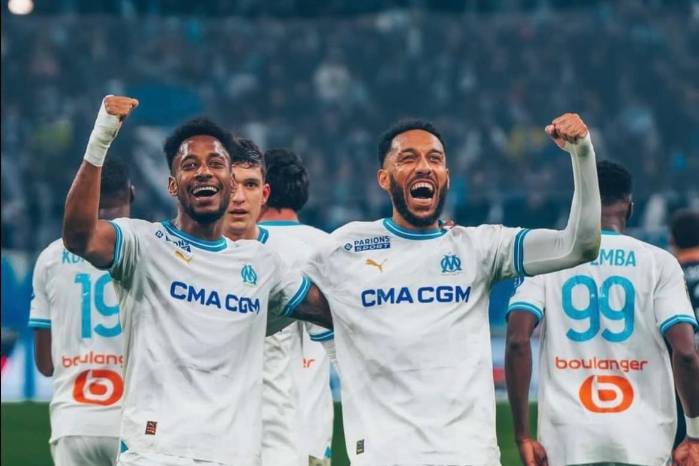 Michael Murillo (izq.) celebrando un gol con Aubameyang durante un partido. Michael Murillo (izq.) celebrando un gol con Aubameyang durante un partido.