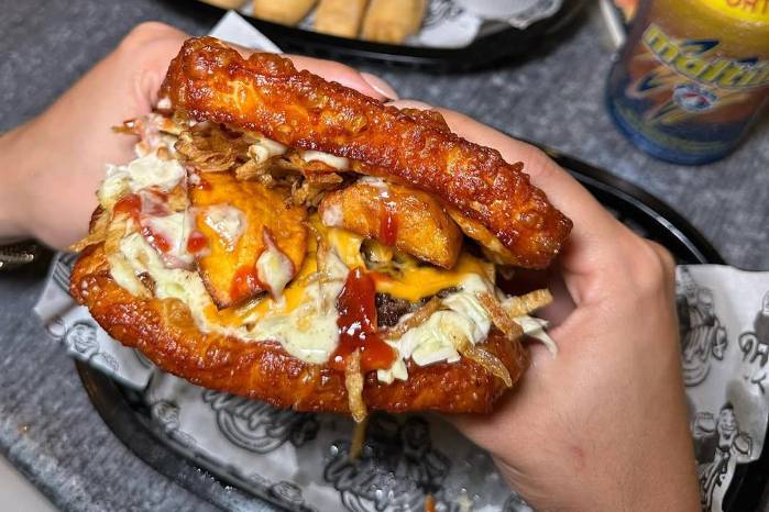 La hamburguesa Fritiburger, lleva tajadas de plátano y queso frito. La hamburguesa Fritiburger, lleva tajadas de plátano y queso frito.
