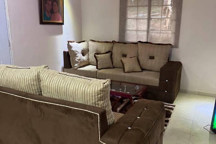 La casa fue entregada con juego de muebles, lámparas, cuadros y alfombras. La casa fue entregada con juego de muebles, lámparas, cuadros y alfombras.