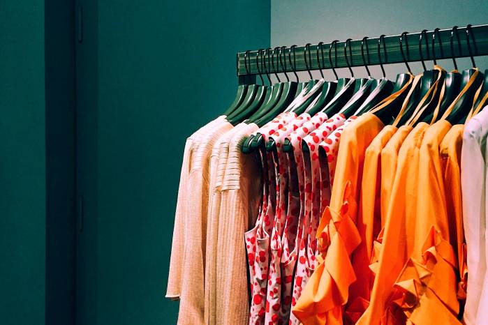 Las consumidoras visitan las tiendas por la oportunidad de ver, tocar y probar los productos antes de adquirilos. Las consumidoras visitan las tiendas por la oportunidad de ver, tocar y probar los productos antes de adquirilos.