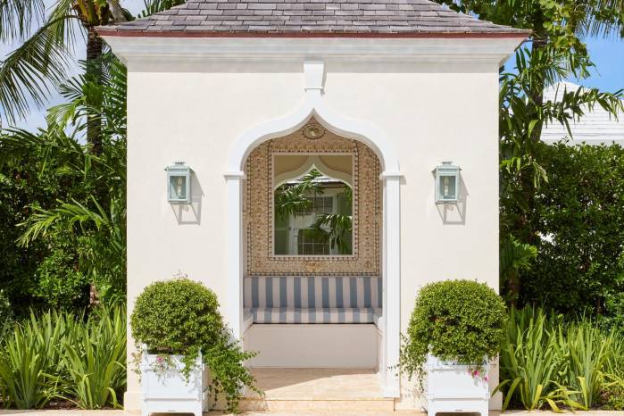 Gracias a un cliente de un antiguo trabajo, se introdujo al mundo de jardines, piscinas, esculturas y fuentes. Gracias a un cliente de un antiguo trabajo, se introdujo al mundo de jardines, piscinas, esculturas y fuentes.