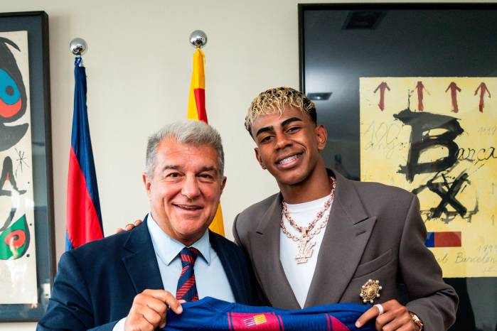 Lamine Yamal (der.) junto con el presidente del FC Barcelona, Joan Laporta. Lamine Yamal (der.) junto con el presidente del FC Barcelona, Joan Laporta.