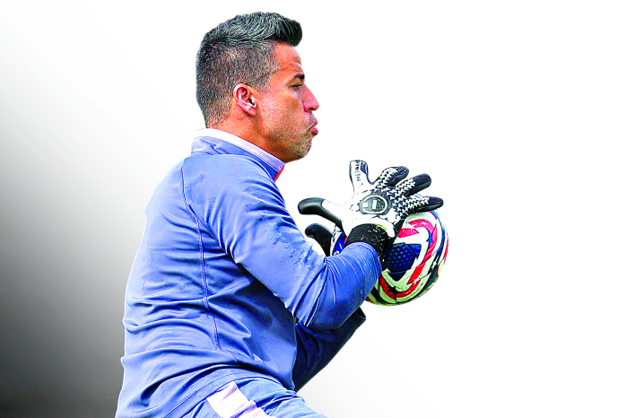 Fabio Deivson Lopes Maciel, con sus 44 años y 268 días, se convirtió en el jugador más longevo del fútbol profesional en plena actividad. Fabio Deivson Lopes Maciel, con sus 44 años y 268 días, se convirtió en el jugador más longevo del fútbol profesional en plena actividad.