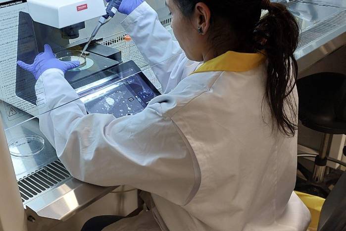 Solís tiene un doctorado en Biotecnología que cursó en Taiwán. Solís tiene un doctorado en Biotecnología que cursó en Taiwán.
