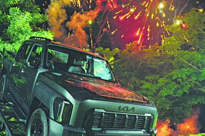 El Kia Tasman está equipada con motor 2.2L turbodiésel (207hp y 440Nm), transmisión automática de ocho velocidades y sistema 4x4 seleccionable con modos de manejo. El Kia Tasman está equipada con motor 2.2L turbodiésel (207hp y 440Nm), transmisión automática de ocho velocidades y sistema 4x4 seleccionable con modos de manejo.