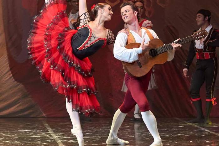 Jóvenes bailarines interpretan obras icónicas como ‘Raymonda’, ‘Don Quijote’ y ‘Aguas Primaverales’, junto con el estreno mundial de ‘Variaciones inquietas’. Jóvenes bailarines interpretan obras icónicas como ‘Raymonda’, ‘Don Quijote’ y ‘Aguas Primaverales’, junto con el estreno mundial de ‘Variaciones inquietas’.