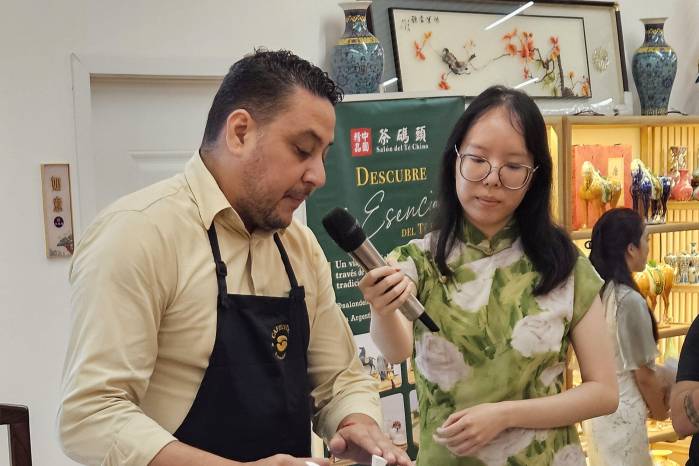 El barista vierte el agua caliente con un movimiento circular. El barista vierte el agua caliente con un movimiento circular.