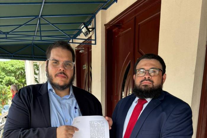 La acción fue presentada por los abogados Félix Paz, Emanuel Castro y Carlos Bichet. La acción fue presentada por los abogados Félix Paz, Emanuel Castro y Carlos Bichet.
