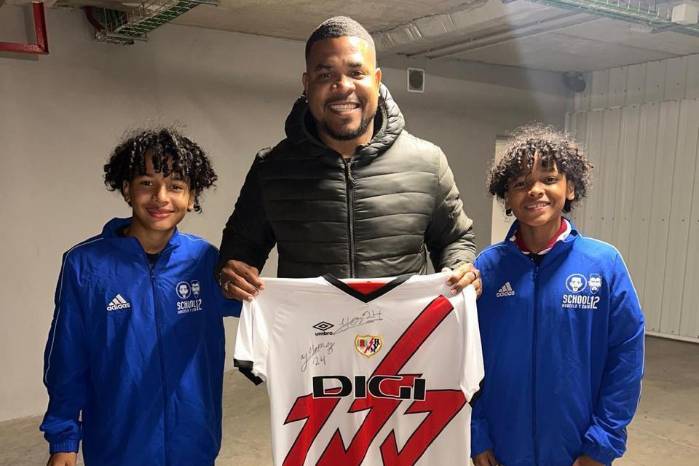 Los panameños Yonny Jhordan y Yonni Jhon junto al exfutbolista Román Torres. Los panameños Yonny Jhordan y Yonni Jhon junto al exfutbolista Román Torres.