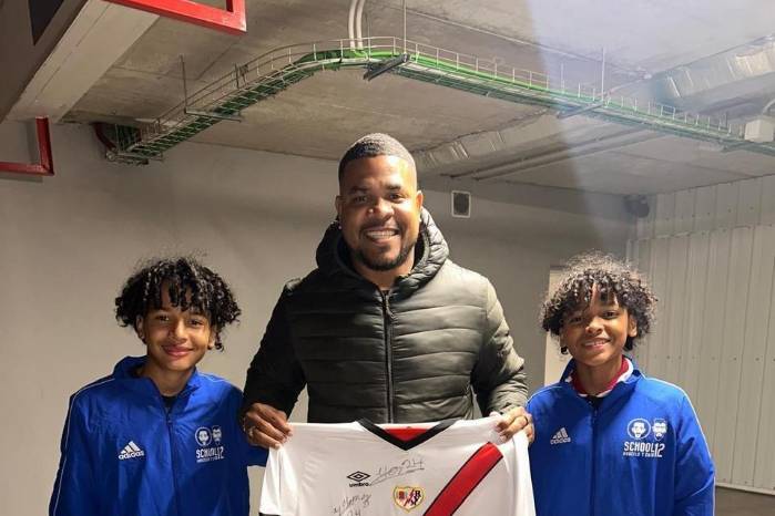 Los panameños Yonny Jhordan y Yonni Jhon junto al exfutbolista Román Torres. Los panameños Yonny Jhordan y Yonni Jhon junto al exfutbolista Román Torres.