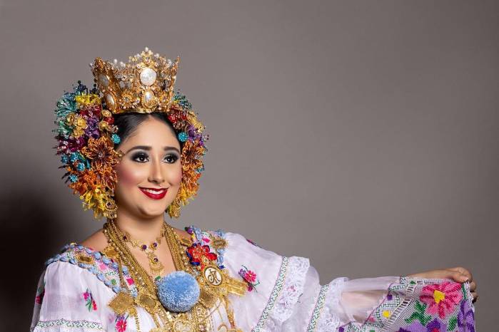 Andrea Ruíz Barahona, reina del Festival Nacional de la Pollera. Andrea Ruíz Barahona, reina del Festival Nacional de la Pollera.