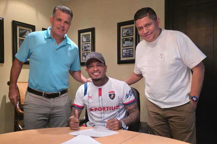El futbolista panameño, Eric David (cen.) firmando como nuevo jugador del Plaza Amador. El futbolista panameño, Eric David (cen.) firmando como nuevo jugador del Plaza Amador.