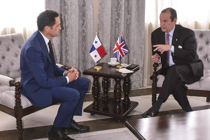 El canciller Javier Martínez-Acha recibió al diplomático británico en la Cancillería. El canciller Javier Martínez-Acha recibió al diplomático británico en la Cancillería.