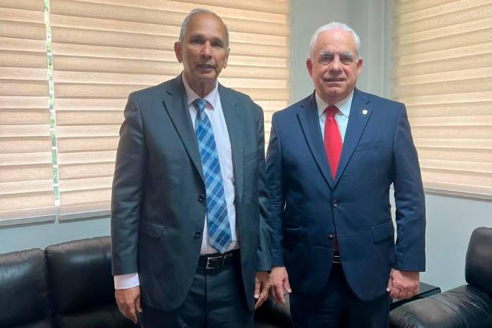 Muhammad Ibrahim, candidato de Guyana a ocupar el IICA (d) junto al titular del Ministerio de Desarrollo Agropecuario (MIDA9, Roberto Linares (d). Muhammad Ibrahim, candidato de Guyana a ocupar el IICA (d) junto al titular del Ministerio de Desarrollo Agropecuario (MIDA9, Roberto Linares (d).