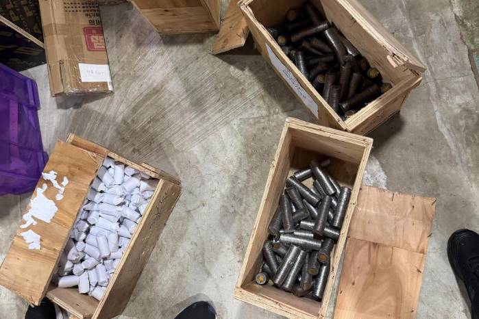 Las autoridades hallaron varias cajas con monedas, presuntamente falsificadas Las autoridades hallaron varias cajas con monedas, presuntamente falsificadas