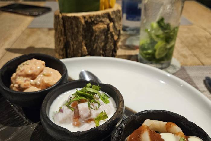 Trío de ceviches y chips de plátano. Trío de ceviches y chips de plátano.